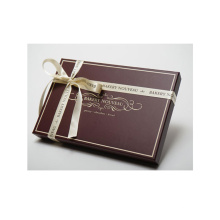 Caja hecha a mano del embalaje del regalo del chocolate con la cinta